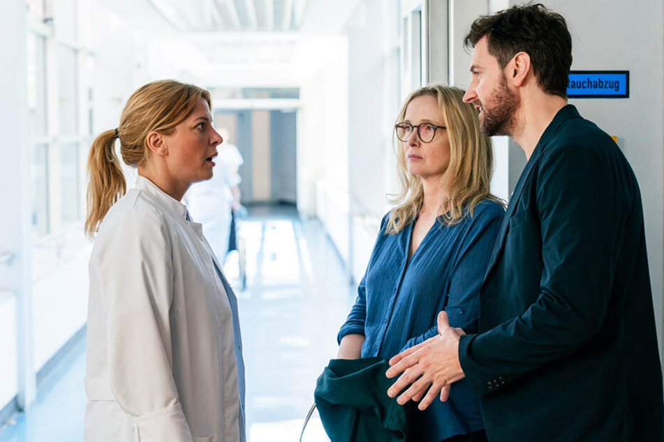 Dr. Haas (Jördis Triebel) erklärt Isabelle Perrault (Julie Delpy) und ihrem Ex-Mann James Lewis (Richard Armitage), dass sie Zoe (Sophia Ally) notoperieren muss.