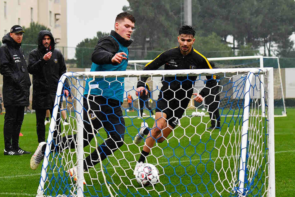 Kevin Ehlers (vorne-links), hier im Dynamo-Wintertrainingslager in der Türkei im Duell mit Osman Atilgan, ist nun Profi bei der SGD.