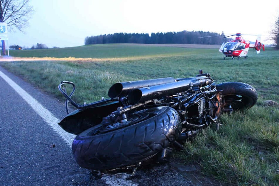 Beim Überholen eines Autos ist der Motorradfahrer bei Boms gegen eine Verkehrsinsel geprallt und tödlich verletzt worden.