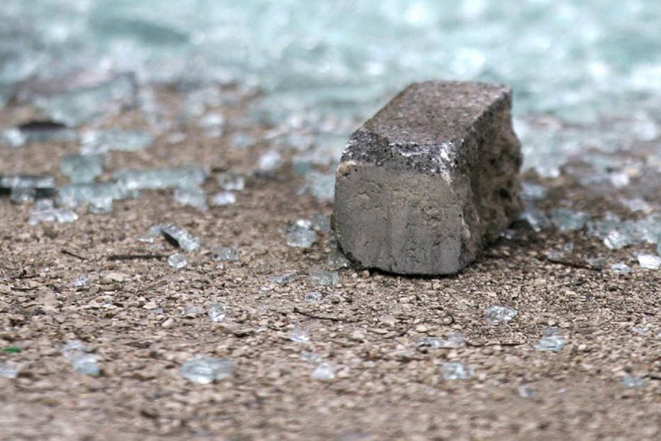 Der Mann hatte einen Stein auf die Unterkunft geworfen. (Symbolbild)