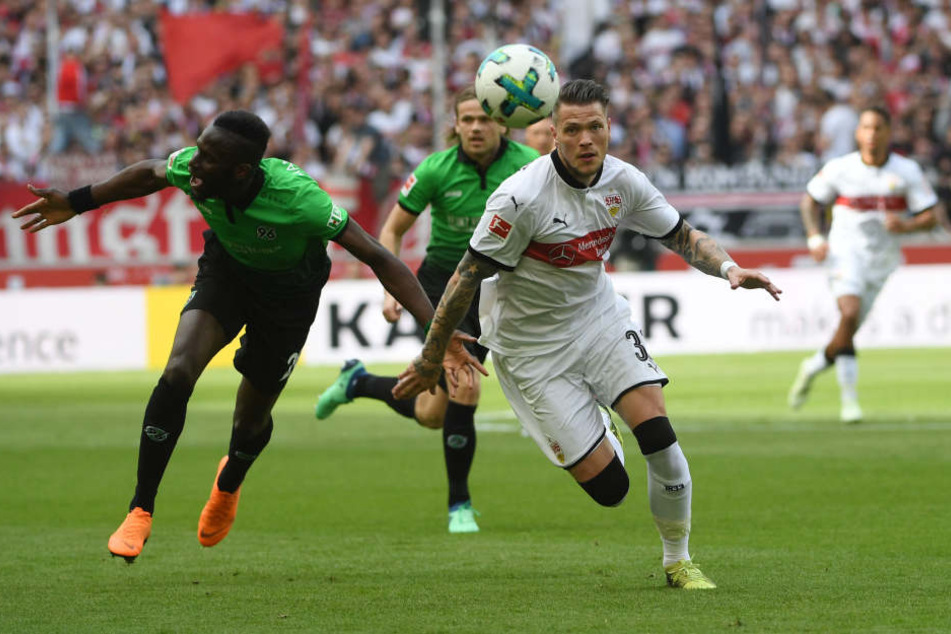 Stuttgarts Daniel Ginczek (r.) im Zweikampf mit Hannovers Salif Sane.