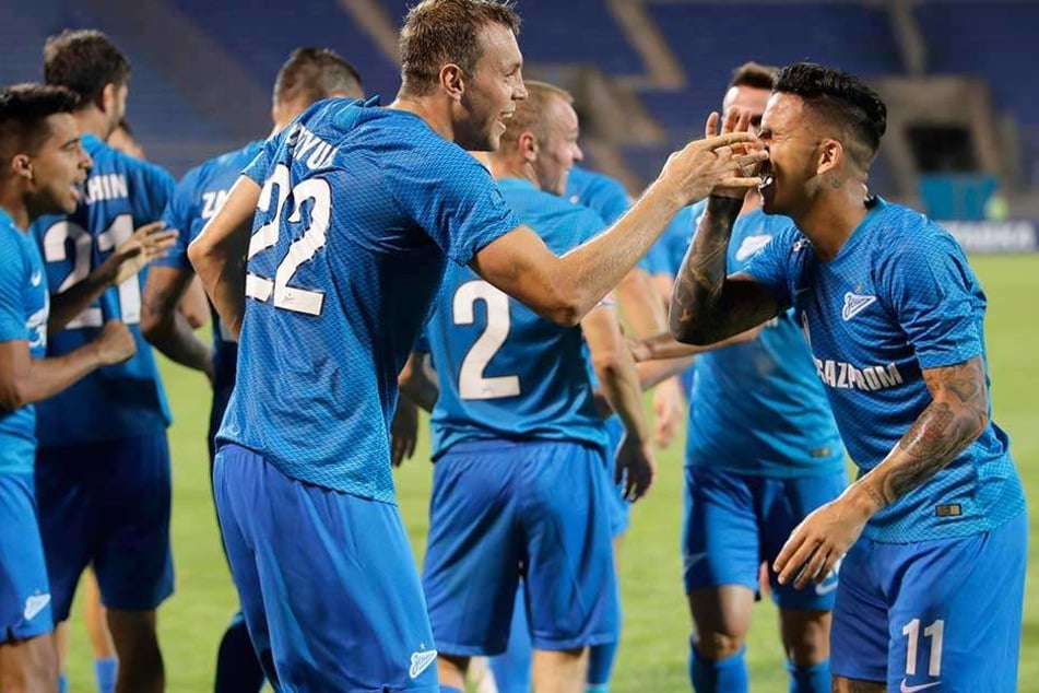 Artem Dsjuba (vorne, l) und Sebastian Driussi (r) von St. Petersburg Zenit jubeln nach einem Tor.