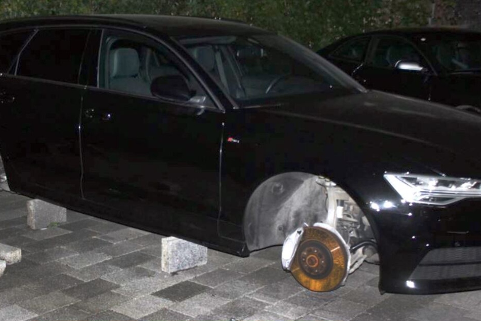 Bei neun Autos stahlen die Täter die Reifen und die Felgen.
