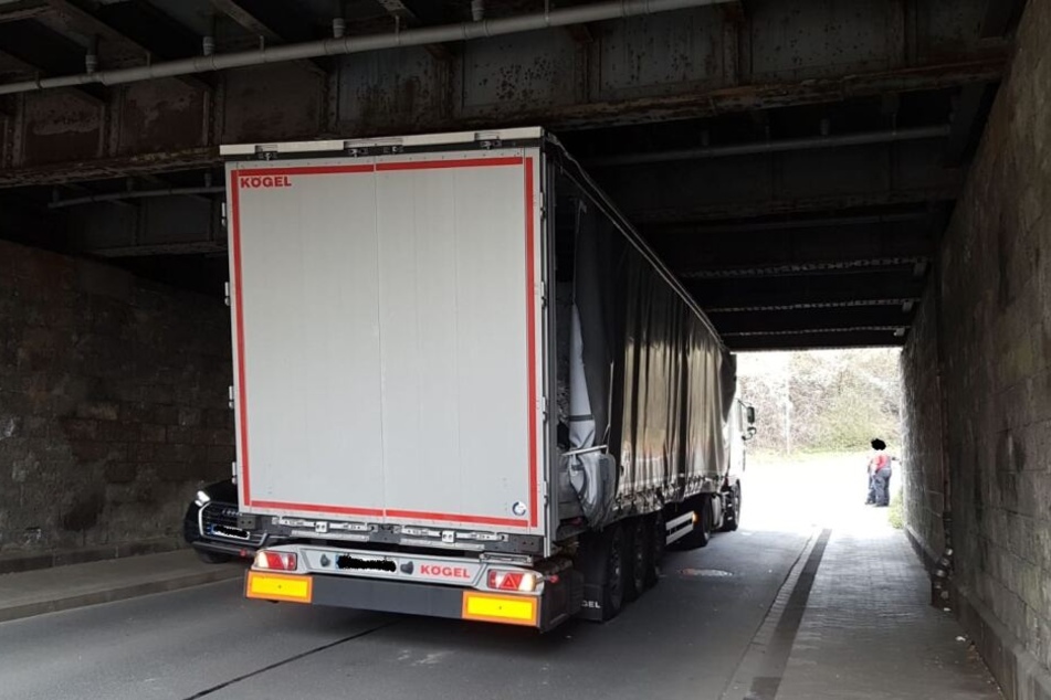 Der Fahrer parkte seinen Sattelzug unfreiwillig unter der Eisenbahnbrücke.