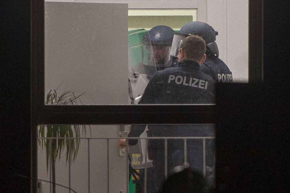 Die Polizei musste die Frau aus ihrer Wohnung holen.