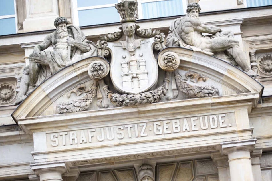 Das Hamburger Landgericht hat einen Vater wegen der Misshandlung seiner eigenen Tochter zu einer Haftstrafe von vier Jahren verurteilt.