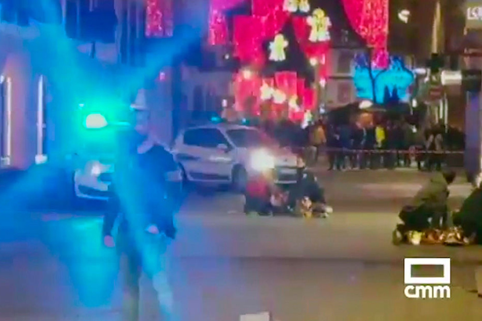 Das Standbild aus einem Video von CMM zeigt am Boden liegende Menschen nahe dem Weihnachtsmarkt.