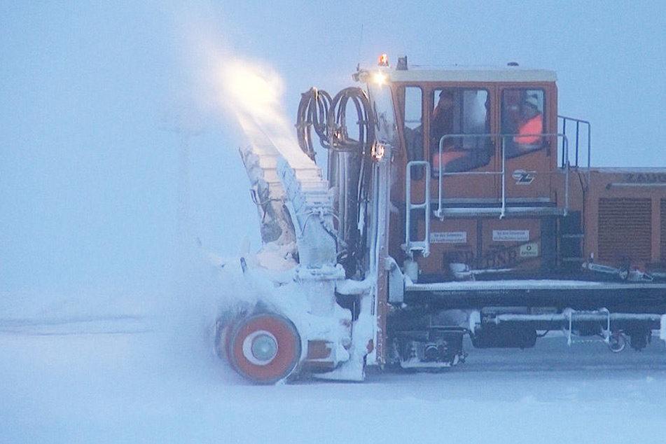 Einsatzkräfte kämpften sich mittels Fräse durch meterhohe Schneemassen. Auch umgestürzte Bäume mussten von den Schienen geräumt werden.
