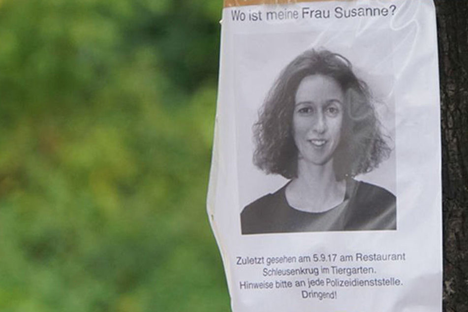 Der Ehemann der ermordeten Schlossherrin hat Flyer (siehe Bild) um ihren letzten bekannten Aufenthaltsort aufgehängt.