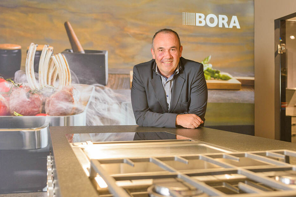 Dirk Hähnchen vom KÜCHENZENTRUM Dresden präsentiert den cleveren Dunstabzug von BORA.