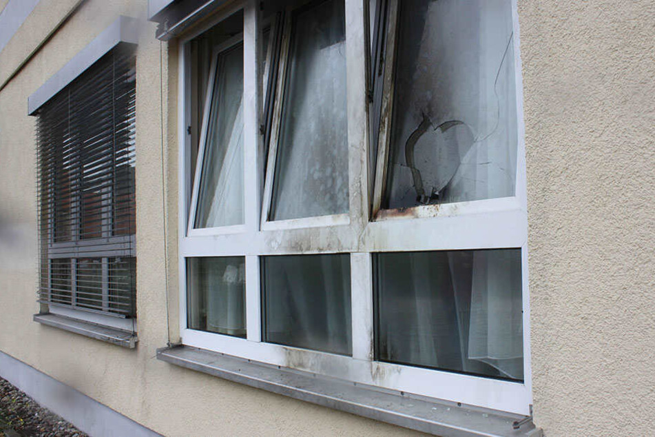 Das beschädigte Fenster nach dem Brandanschlag am 01.10.2016.