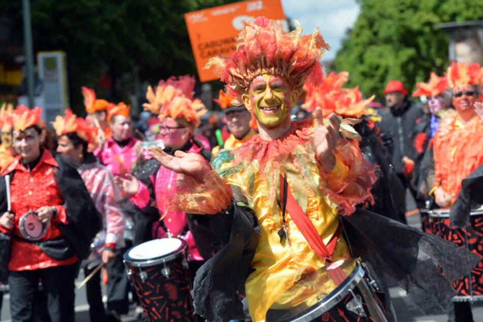 Der Karneval der Kulturen lockt jährlich Millionen bunte Menschen aus aller Welt nach Berlin.