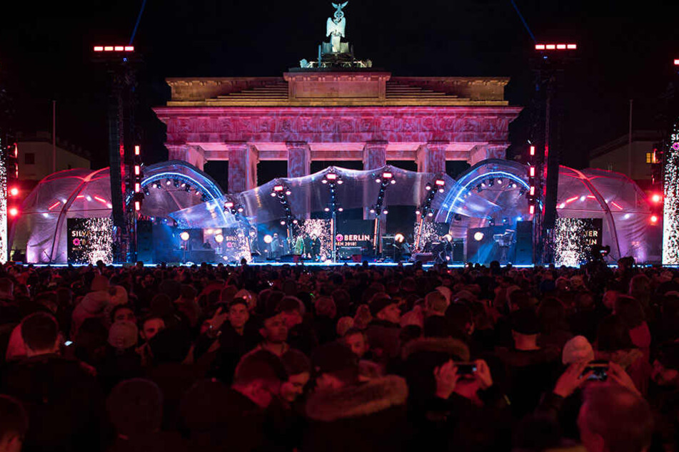 Die Silvesterfeier am Brandenburger Tor verlief nach Polizeiangaben weitestgehend friedlich.