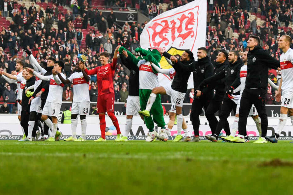 Pure Erleichterung: Die Spieler des VfB Stuttgart jubeln mit den Fans nach dem Sieg.