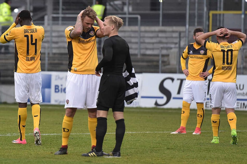 Gemeinschaftlich raufen sich die Dynamo-Kicker nach Spielschluss die Haare.