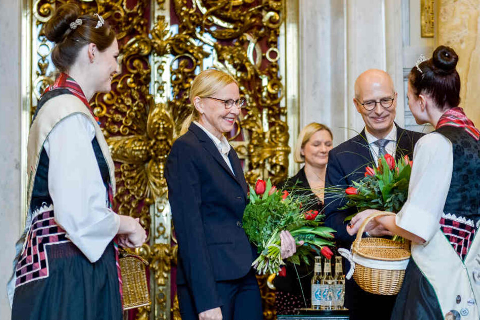 Der Bürgermeister und seine Ehefrau Eva-Maria (Zweite von links) nahmen Geschenke von Bürgern entgegen.