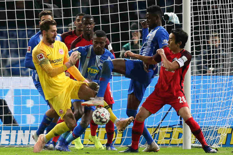 Nach einem Eckball zeigte Eintracht-Keeper Kevin Trapp (Li.) eine seltene Unkonzentriertheit.