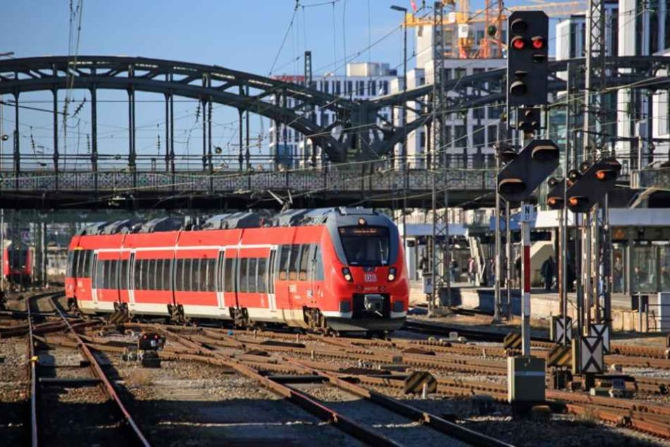 Ein Unbekannter hat einen Feuerlöscher auf eine S-Bahn geworfen. (Symbolbild)