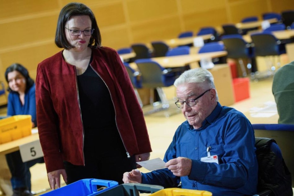 Andrea Nahles besucht die Auszählung der Mitgliederstimmen.