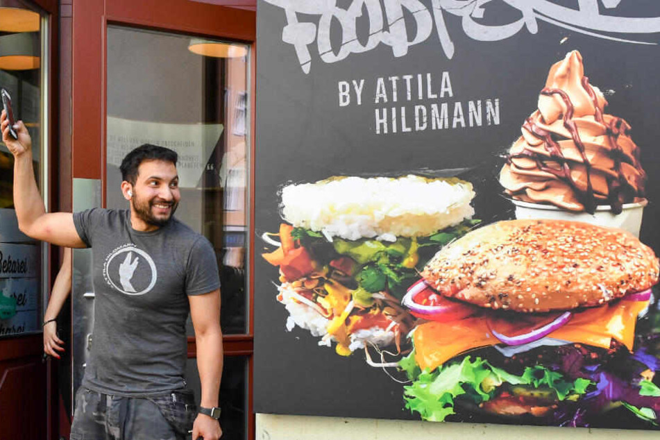 Attila Hildmann bei der Eröffnung seiner zweiten "Snackbar" in Berlin-Kreuzberg.
