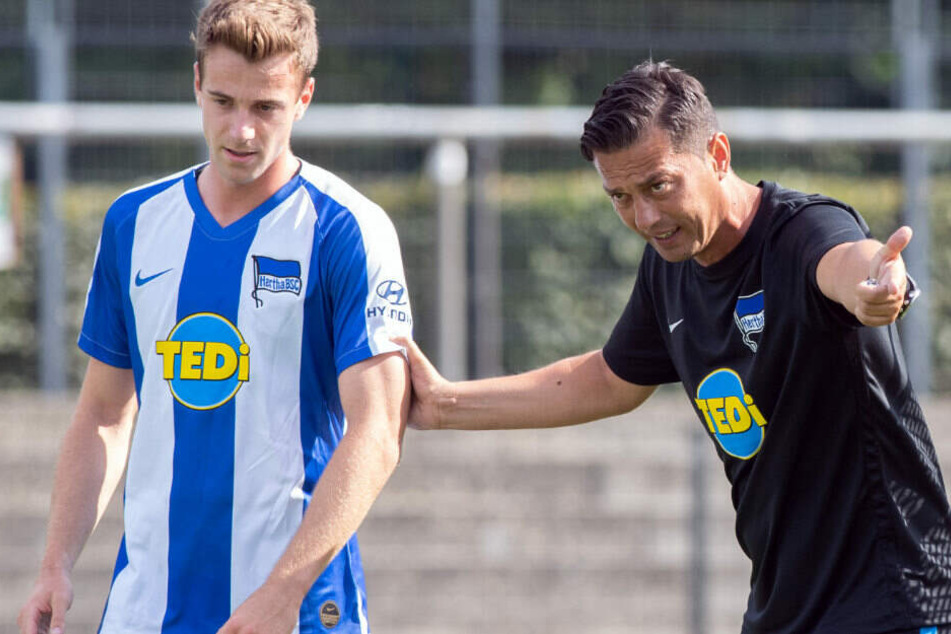 Covic gibt Anweisungen an Klünter.