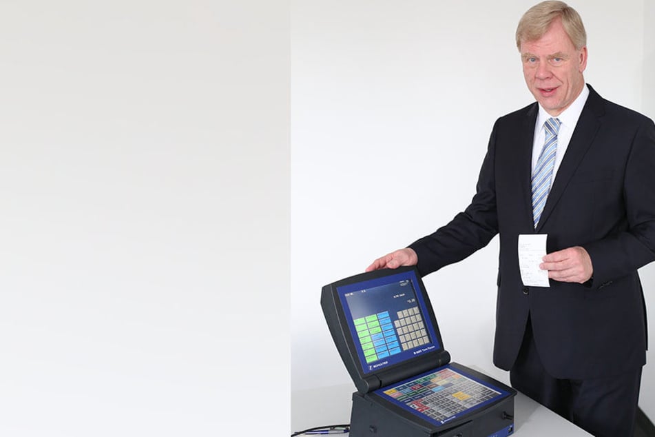 Finanzminister Georg Unland (63, CDU) mit einer typischen digitalen Kasse. Sie sind besonders manipulationsanfällig.