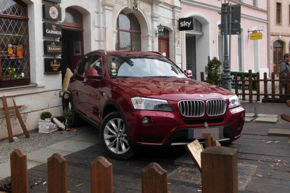 Wahrscheinlich verwechselte der Fahrer das Gas- mit dem Bremspedal.