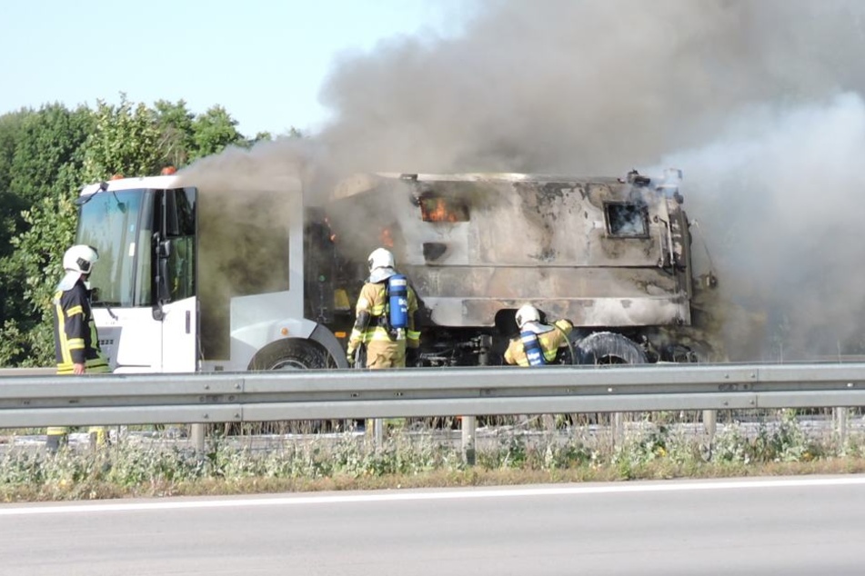 Wegen dieser brennenden Kehrmaschine ist die A14 aktuell in Richtung Leipzig vollgesperrt.