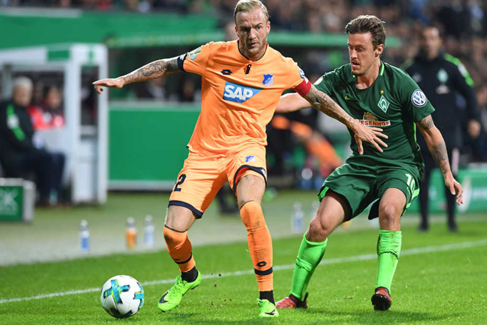 Bremens Max Kruse (l) kämpft gegen Hoffenheims Kevin Vogt um den Ball.