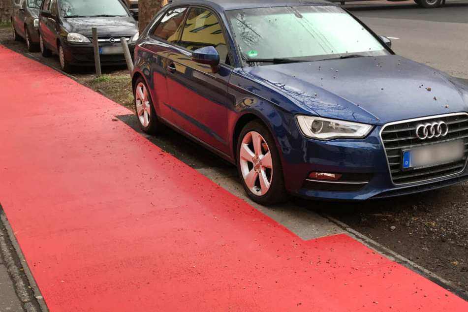 Statt das Auto abzuschleppen, wurde einfach drum herum gemalt.