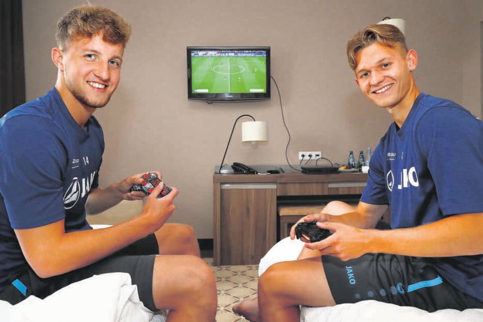 Die CFC-Eigengewächse Tim Campulka (l.) und Erik Tallig sind im Polen-Camp Zimmergenossen - und Konkurrenten an der Playstation.