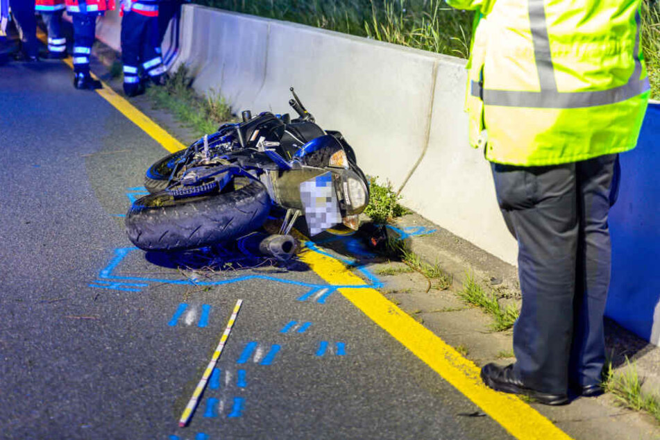 Zunächst fanden die Einsatzkräfte lediglich das verunfallte Motorrad auf.