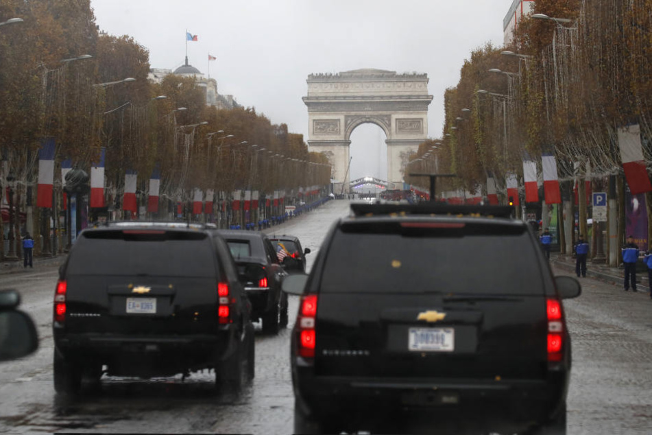 Die Autokolonne von US-Präsident Trump fährt die Champs Elysees hinauf.