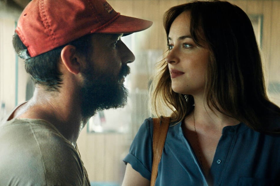 Tyler (l., Shia LaBeouf) fühlt sich sofort zu Eleanor (Dakota Johnson) hingezogen.