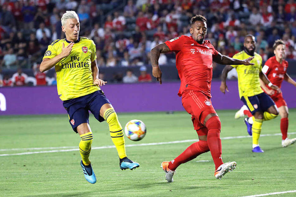 Zwei Ex-Weltmeister und DFB-Nationalspieler unter sich. Mesut Özil (links) und Jérôme Boateng (rechts).