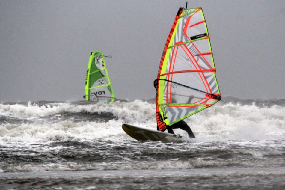 Der Surfer war mit seinem Brett in der Nordsee unterwegs. (Symbolfoto)