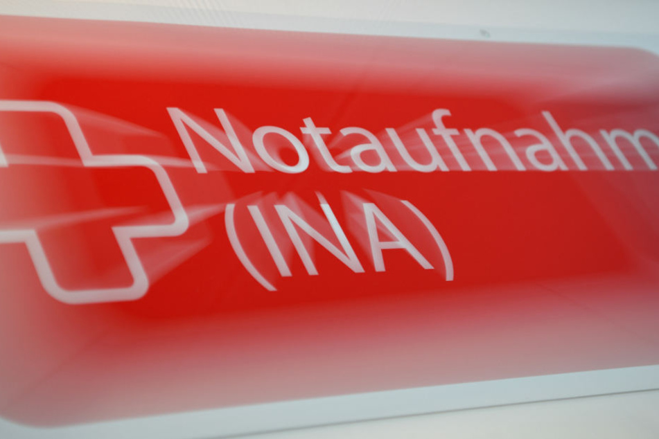 Schwer verletzt wurde der Jugendliche in ein Krankenhaus gebracht. (Symbolbild)