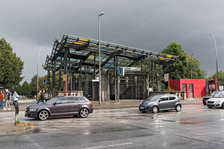 Am U-Bahnhof St. Pauli sollte die 16-Jährige ihre Personalien abgeben.