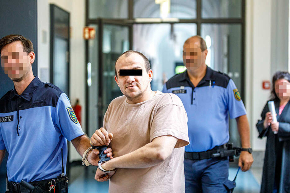 Mirko M. (33) sagt von sich selbst: "Ich sitze zurecht vor Gericht." Er wurde mehrfach straffällig, um seine Drogensucht zu finanzieren.