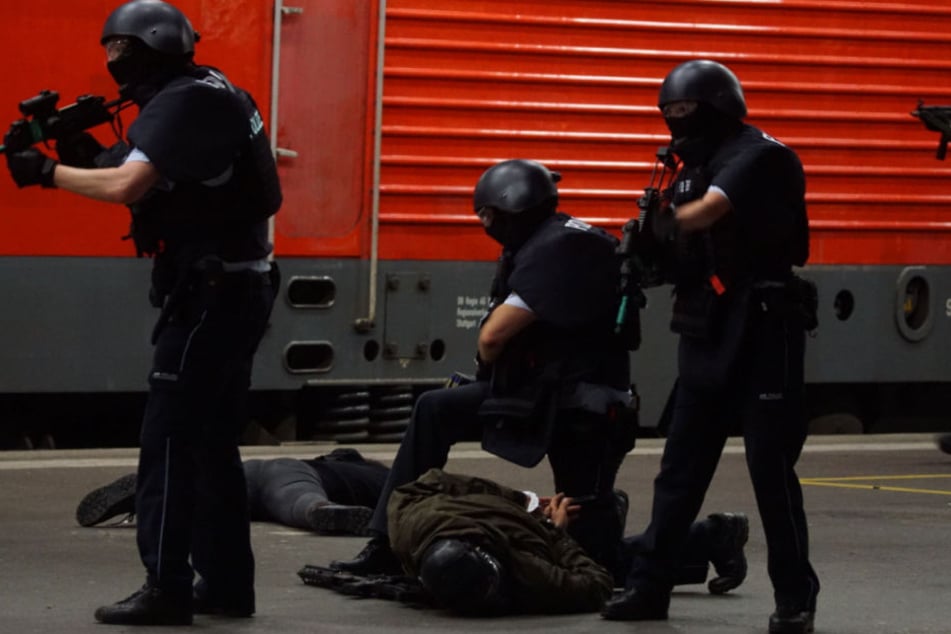 Für die Presse legt die Polizei eine Extra-Show hin, um im Ernstfall unberechenbar zu bleiben.
