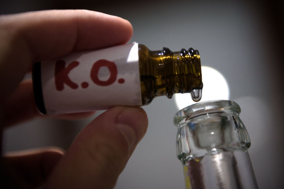 K.o.-Tropfen werden in eine Flasche gefüllt. (Symbolbild)
