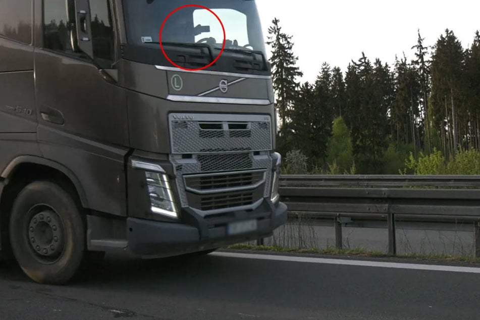 Gaffer zückten beim Vorbeifahren ihre Handys.