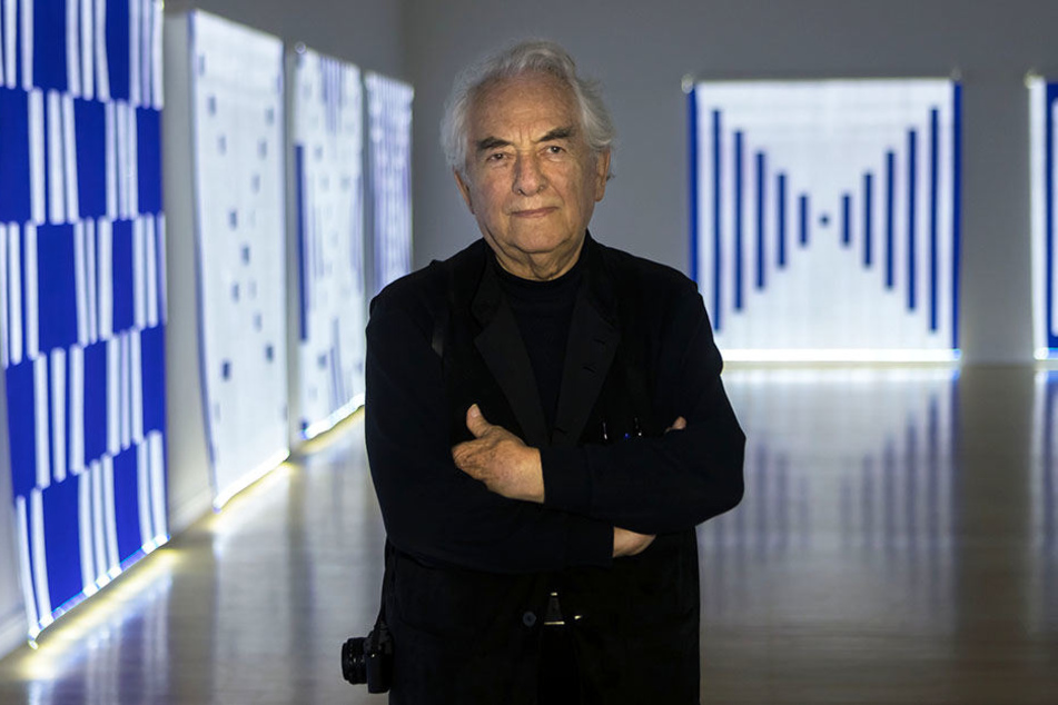 Leuchtende Stoffe: Daniel Buren (79) in seiner aktuellen Ausstellung "Quand le textile s’éclaire (Wenn der Stoff sich erhellt)".