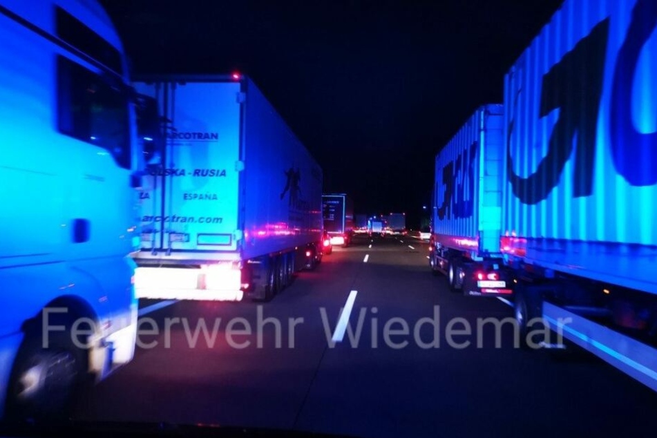 Mehrere Lastwagen hatten sich am Stauende über alle drei Fahrspuren gestellt und die Rettungsgasse geschmälert.
