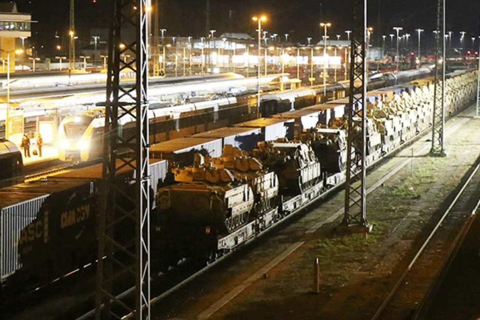 Die Panzer stehen in Hof und warten auf den Transport zu einer NATO-Übung nach Osteuropa.