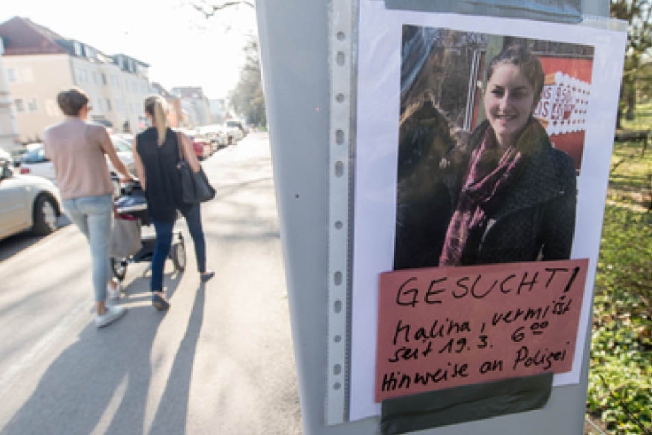 Suchplakate mit einem Foto der vermissten Studentin Malina wurden in Regensburg angebracht.