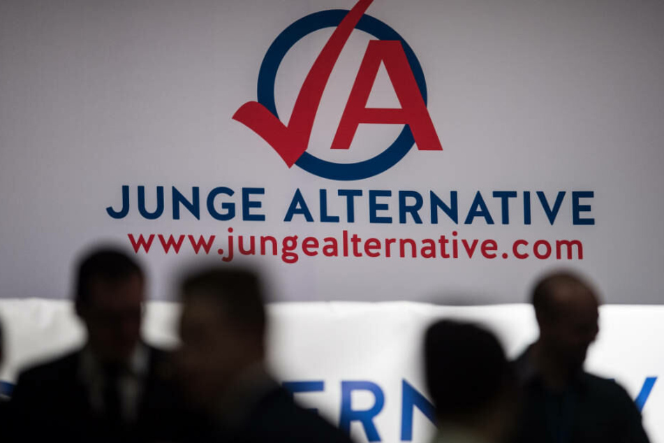 Ob die Junge Alternative sogar den Status eines Verdachts-Falls bekommt, soll nach Prüfung des Gutachtens entschieden werden.