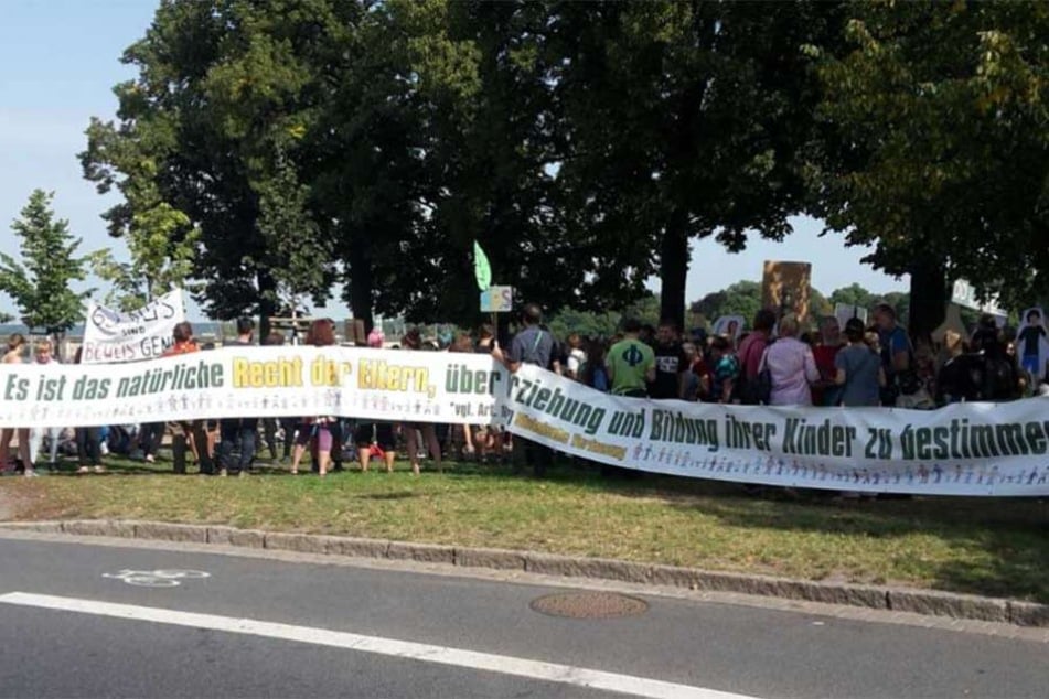 Mit diesem Transparent fordern die Eltern, Lehrer und Schüler die Anerkennung ihrer Schule.