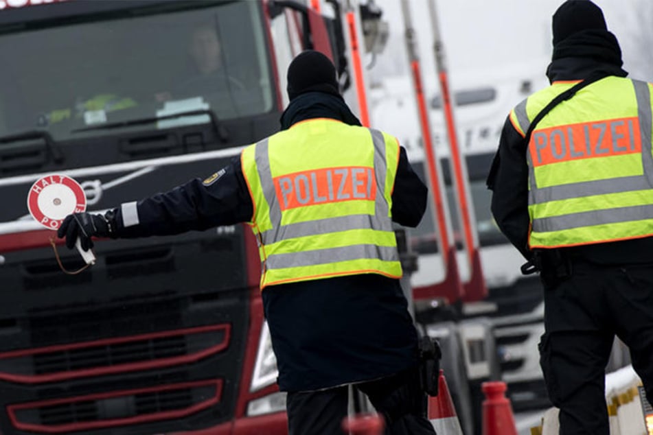 Die Polizei sucht auf Hochtouren nach dem Lkw. (Symbolbild)