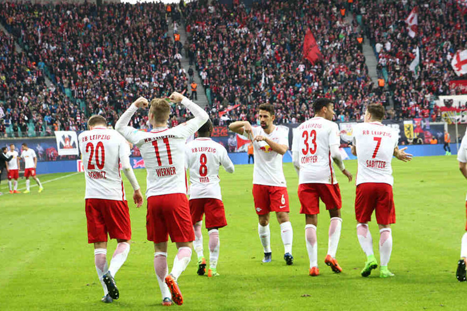 Die Leipziger Spieler jubeln mit ihren Fans.